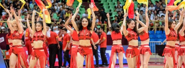 蓉城篮球夜 扇舞展风华：国际男篮赛场的中国风啦啦队
