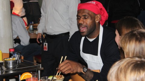 热火巨星下厨房那些年：詹姆斯用筷子比投篮还准