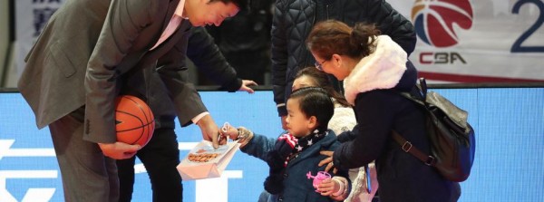 冬日暖阳照耀雅戈尔 桑兰携子观战与王治郅温情重逢