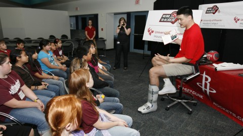 从保护靴到新征程：回看姚明当年为孩子们讲故事的那份温柔